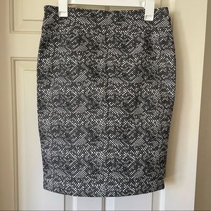 Pencil skirt - sleek comfy stylish professional- size M - snake skin pattern